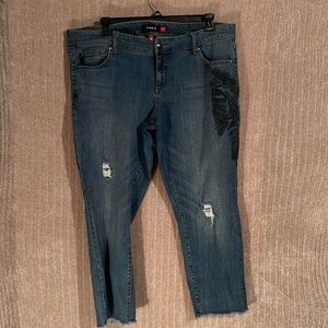 🌞3/$25 Torrid distressed jeans